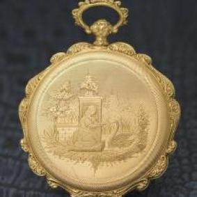Antique-Swiss-hunter-golden-pocket-watch-with-beautiful-engravement-